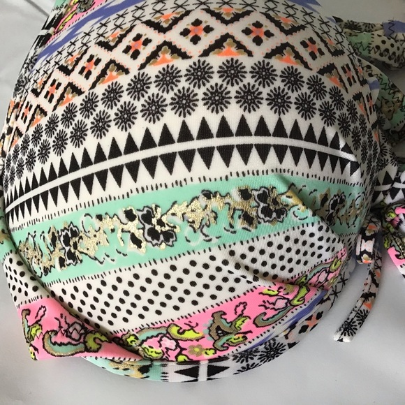 DONATED Victoria’s Secret Bikini top 34D - Picture 4 of 6